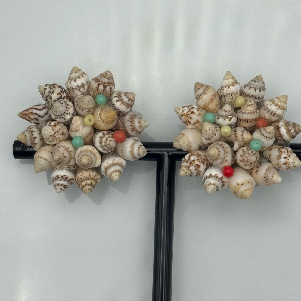 Vintage 1950s Japan Shell Cluster Clip-On Earrings